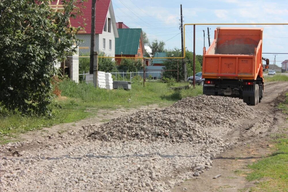 Село щебень. Щебенение дороги. Щебень для деревенских дорог. Дорога в частном секторе. Графий на городских дорогах.