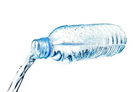 Вода вытекает из бутылки