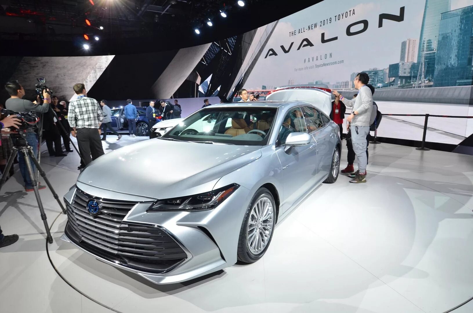 Тойота нового поколения. Toyota Avalon Lexus. Toyota Camry 2019 Hybrid Japan. Тойота Авалон 2023. Avalon 2019 أفالون 2019.