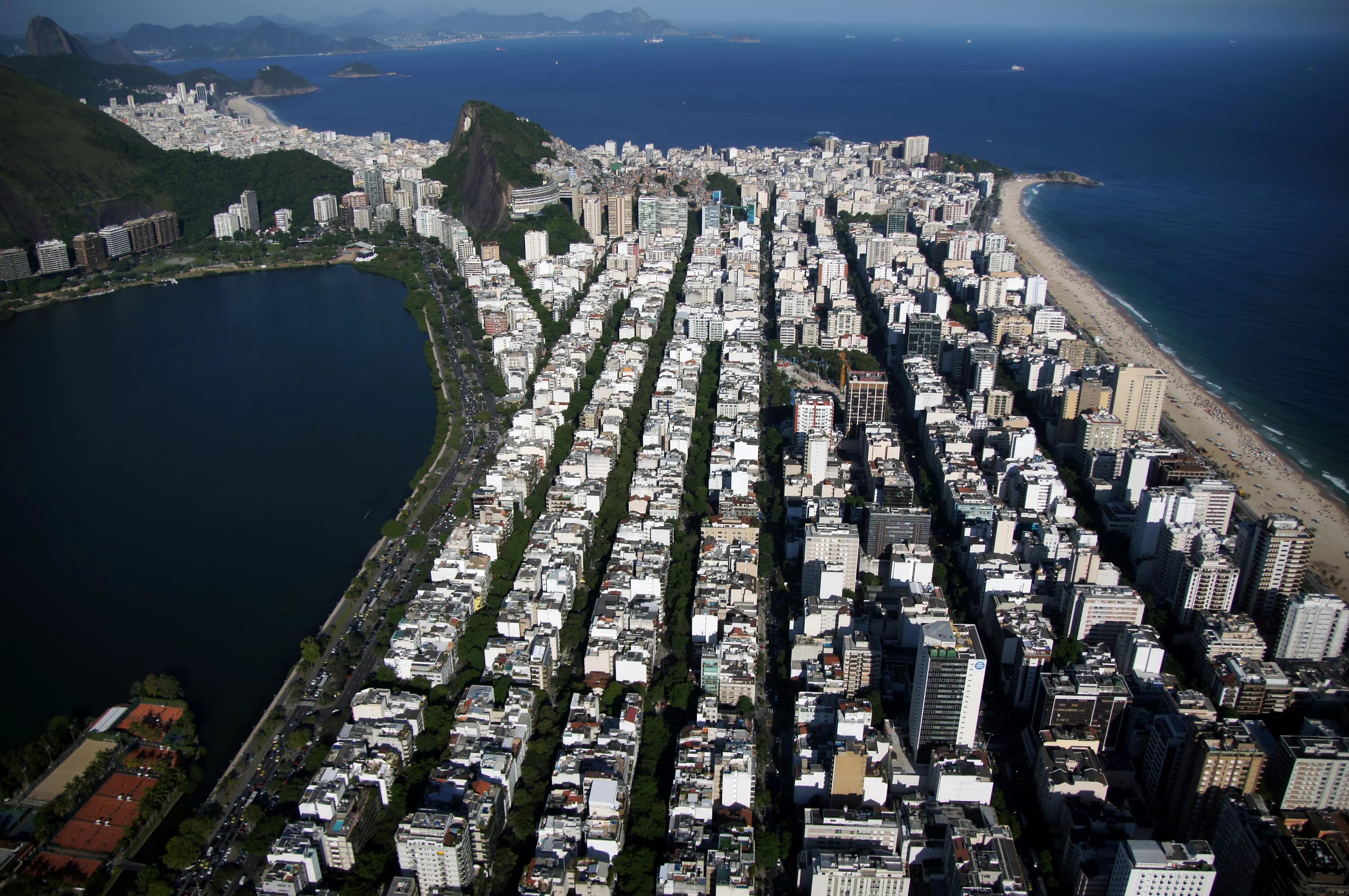 Рио де Жанейро застройка. Полет над Рио де Жанейро. Рио-де-Жанейро. Леблон Рио-де-Жанейро фото.