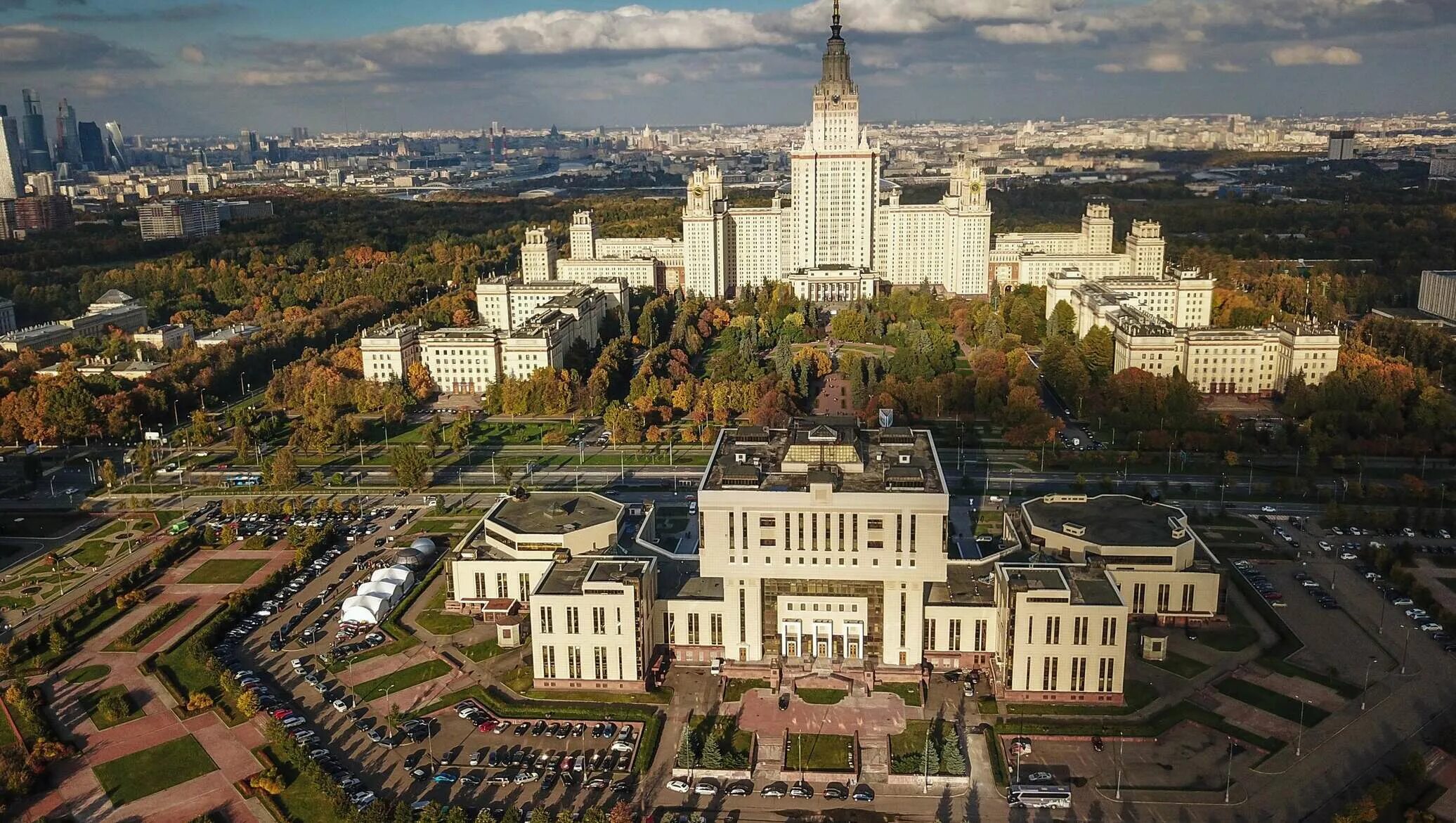 Чем известен мгу. Институт Ломоносова в Москве. Здание МГУ на Воробьевых горах. Главный университет Москвы МГУ. Вузы России МГУ Ломоносова.