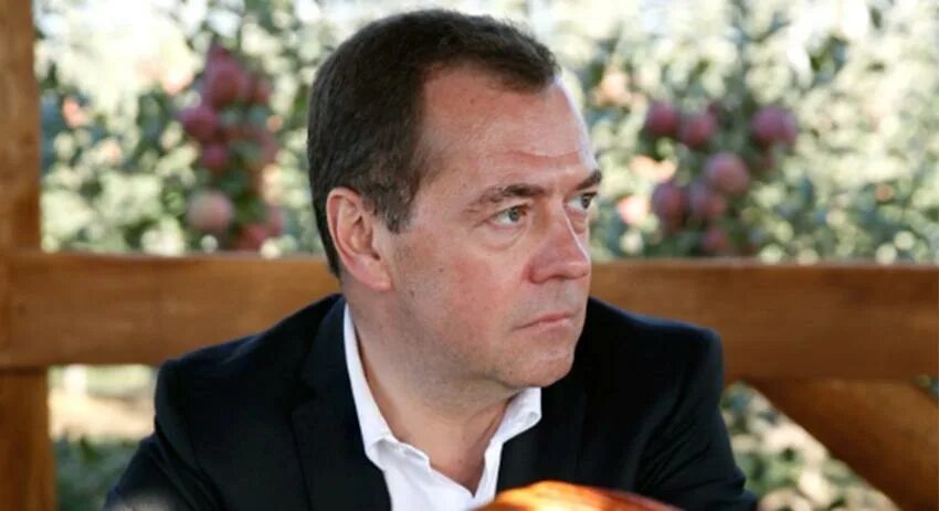 Медведев самогон. Картинка Медведев с самогоном. Премьера самогон
