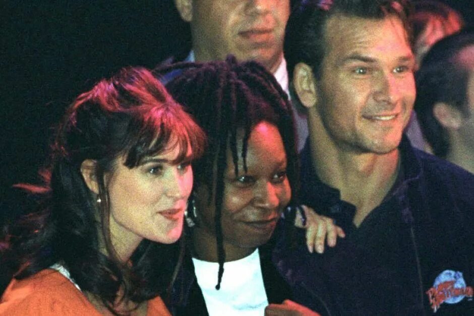 Патрик суэйзи и деми мур привидение. Патрик суэйзи привидение. Патрик суэйзи и деми мур привидение. Патрик суэйзи 1990. Вупи голдберг и патрик суэйзи.