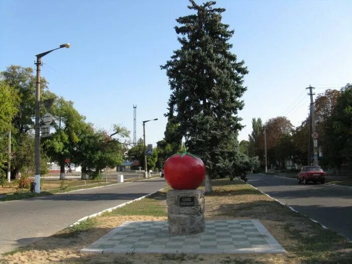 Новости каменка днепровская запорожской. Памятник помидору в Каменке-Днепровской. Каменка-Днепровская Запорожская памятник помидор. Памятник помидору город Каменка Днепровская. Каменка памятник помидору.