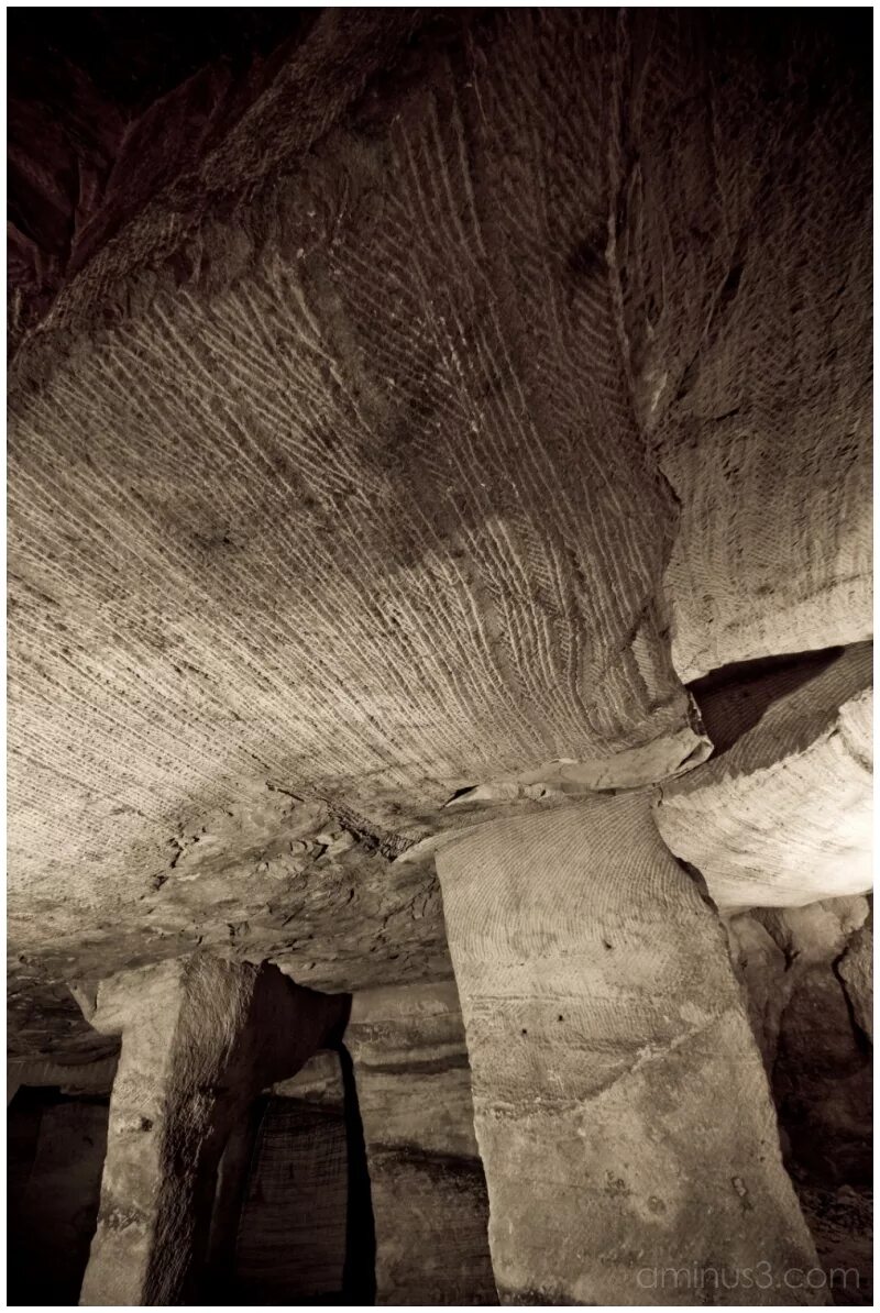 Ancient cave. Пещера Куэва-де-Лас-Манос. Огромная пещера в Китае. Античная пещера. Пещеры и гроты в в древности.