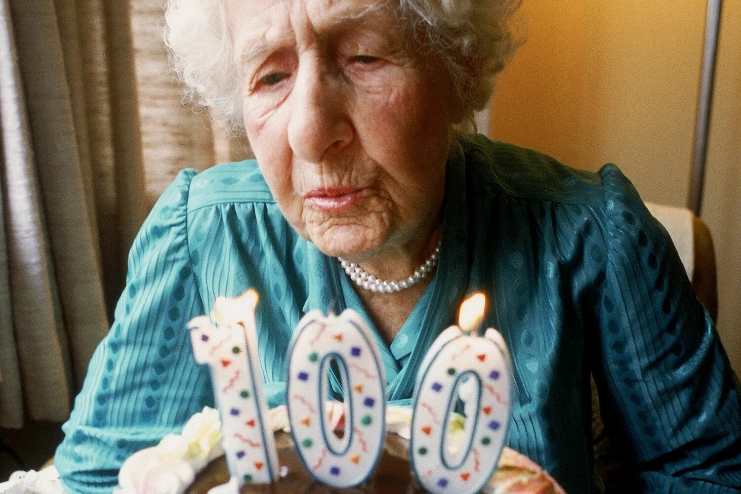 Live 100 years. Долгожители 100 лет. Старушка 100 лет. Бабушка долгожительница. Столетний человек.