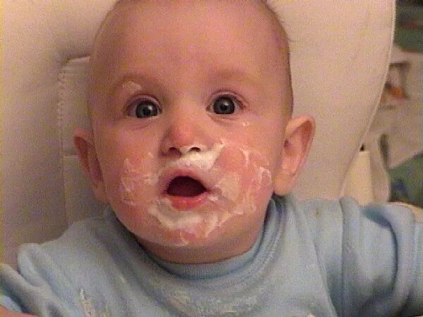 Ребенок ест крем. Ребенок съел детский крем. Поедает крем. Ребенок жрет. Ребенок съел крем