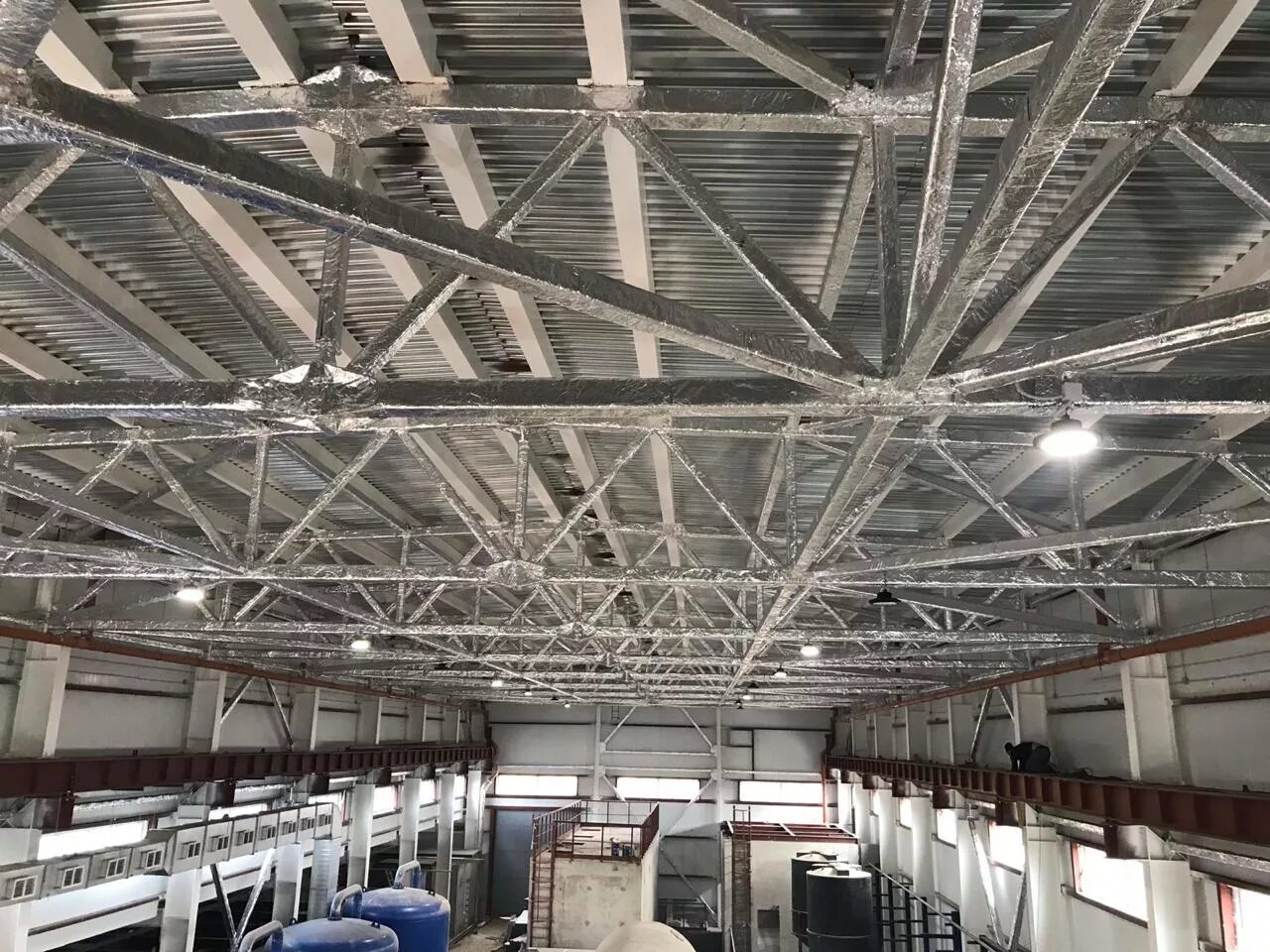 Антикоррозийная защита металлоконструкций. Огнезащита газобетоном металлических колонн. Строительные металлоконструкции. Вермикулитовая конструктивная огнезащита металлоконструкций. Металические конструкции.