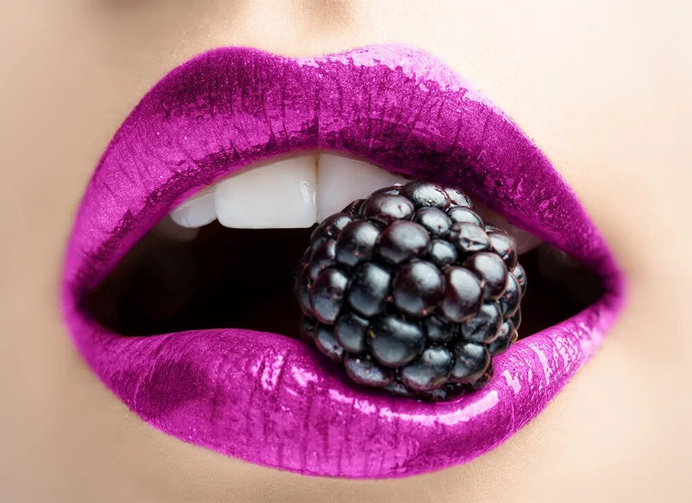 Красивые губы. Девочка малинка губы. Женские губы. Губы с клубникой. Девушка красивая с малиной.