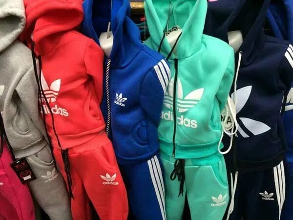 Спортивная одежда ярославль. Детский спортивный костюм. Спортивный костюм на вешалке. Теплые детские костюмы спортивные подростковые. Много спортивных костюмов для детей.