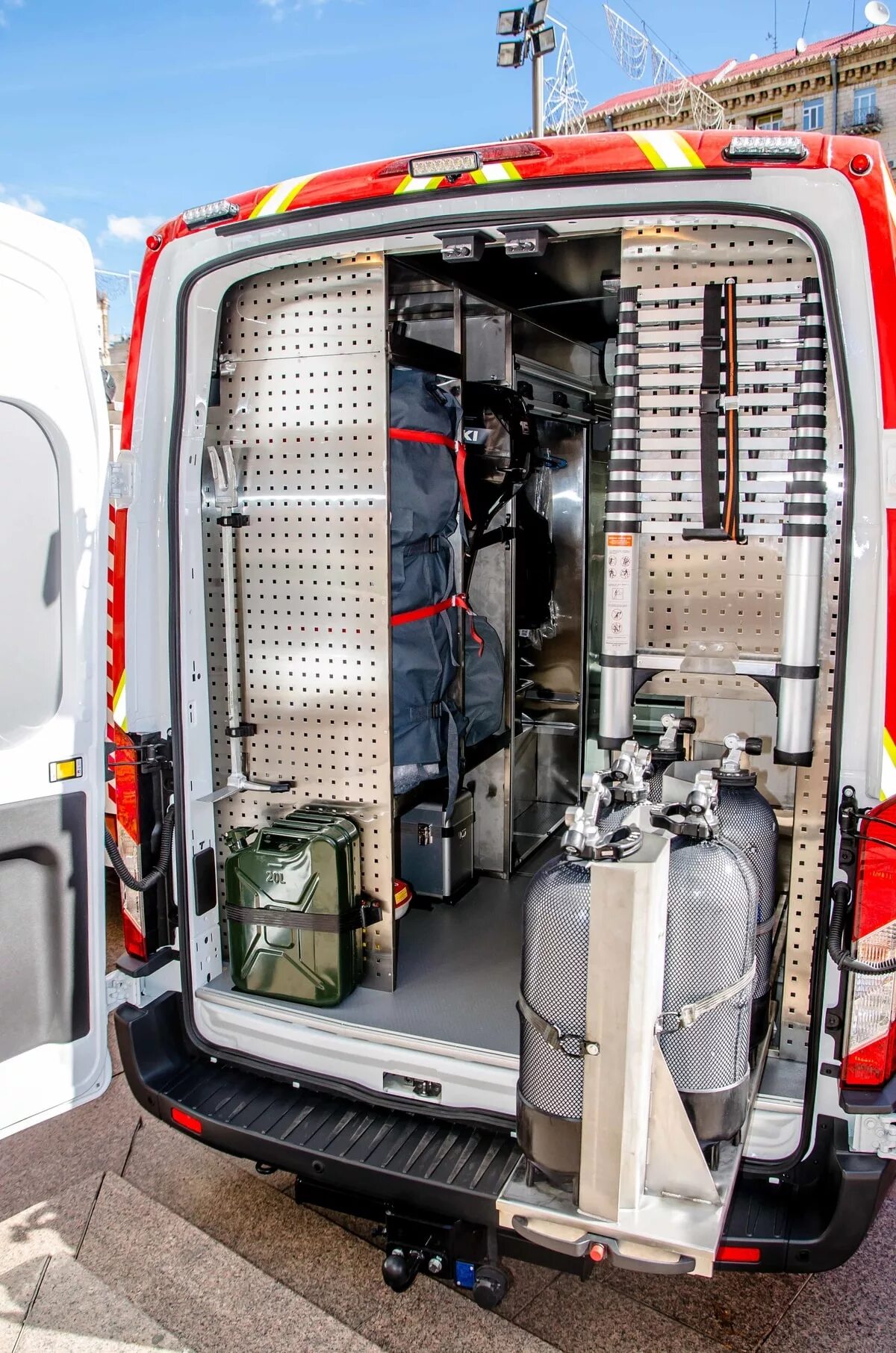 Машина оснащена. Реанимобиль смп внутри. Реанимобиль газ-3986. Пожарный аварийно-спасательный автомобиль. Оснащение машины скорой медицинской помощи.