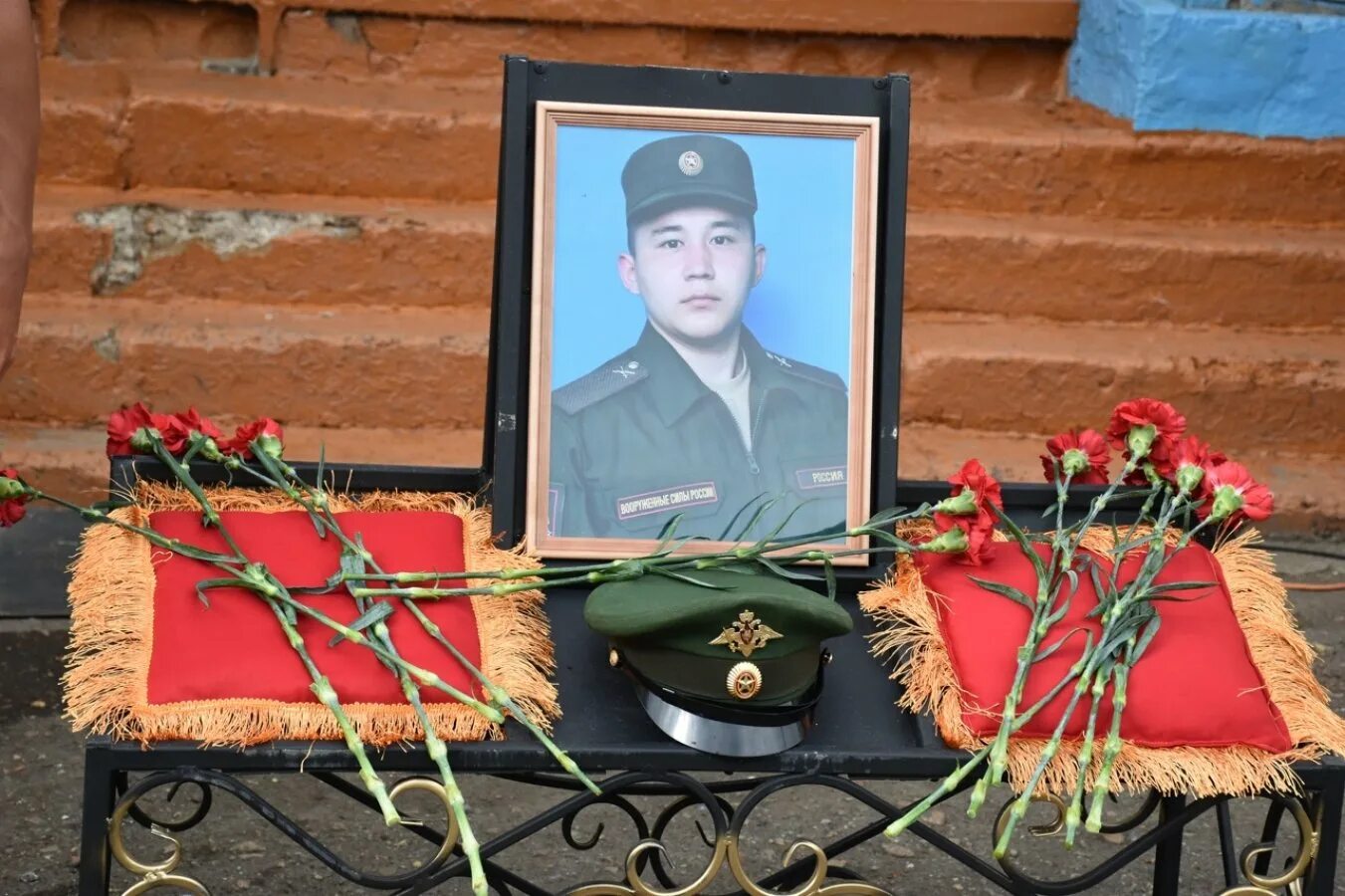 Была посмертно героем. Герой посмертно. Герой посмертно. Была посмертно героем. Была посмертно героем.