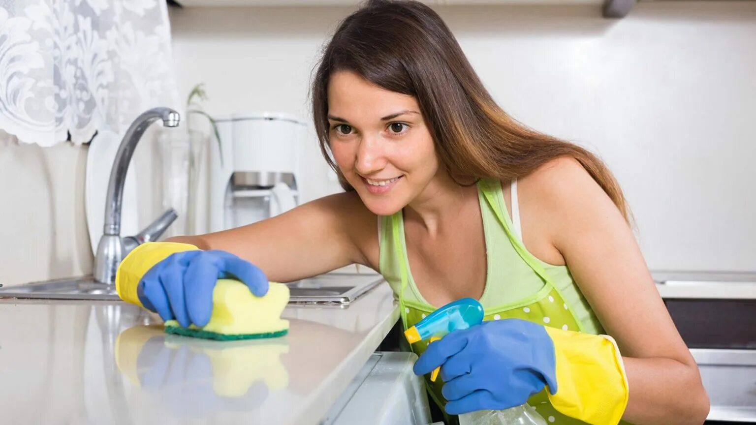 Домашняя прислуга. Уборка. Домработница. Домохозяйка на белом фоне. Женщина хозяйка в доме.