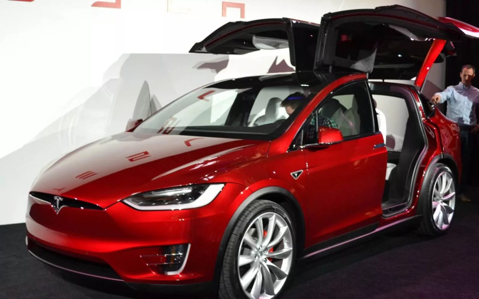 Тесла какой машина. Автомобиль Tesla model x. Tesla model x внедорожник. Tesla кроссовер model x. Тесла кроссовер model x красный.