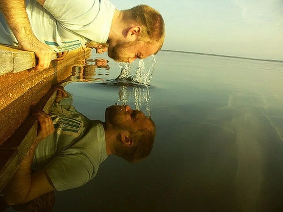 Отражение человека в воде. Отражение лица в воде. Отражение в воде. Вода и человек.