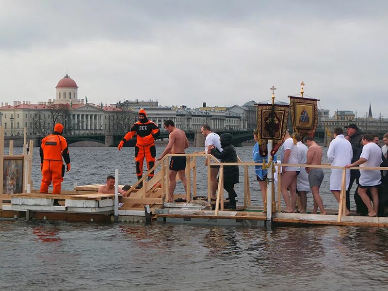 Крещенская купель питер. Спб купала. Окунание в прорубь на крещение. Крещенские купания 2023. Купель у петропавловской крепости.