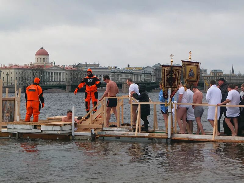 Крещение в Петропавловской крепости. Купель у Петропавловской крепости. Крещение 2022 Петропавловская крепость. Петропавловская крепость крещение 2020. Купания спб