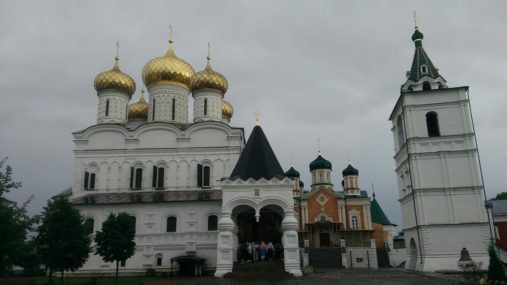 Храмы золотого кольца России. Ипатьевский монастырь Кострома весной. Троице-Сергиева Лавра. Иваново храм золотое кольцо России.