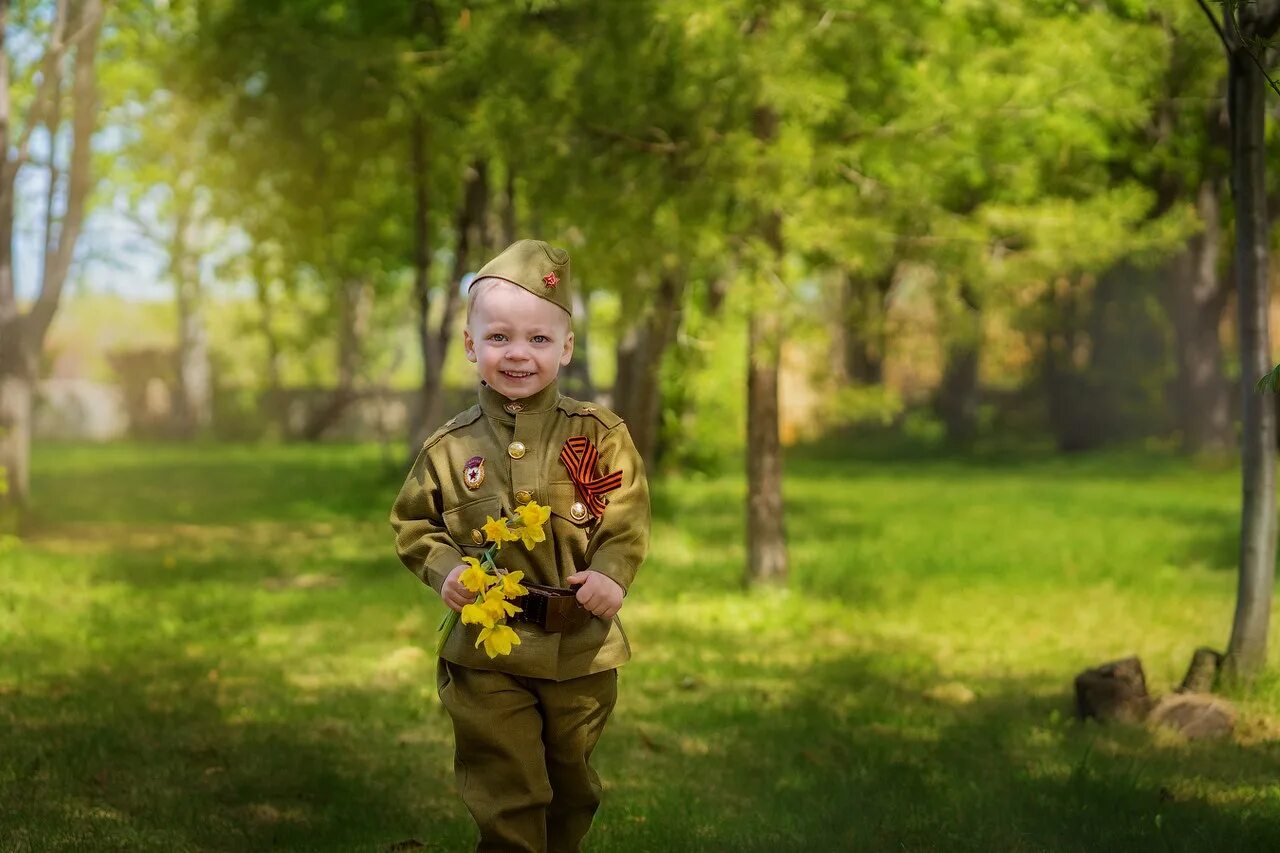 Военный костюм 9 мая. Дети в военной форме. Детская фотосессия в военной форме. Мальчик в военной форме. Маленькие дети в военной форме.