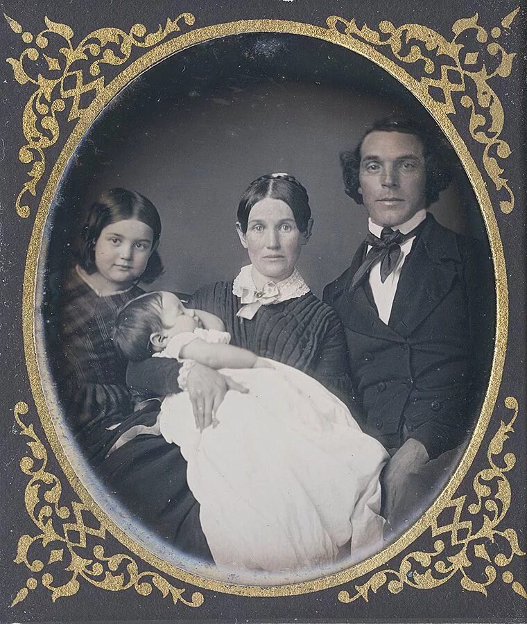 Семейный портрет викторианской эпохи. Викторианская семья. Старинные семейные фотографии. Старинный портрет семьи.