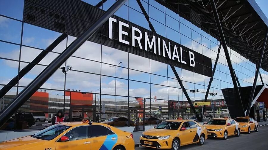 Сколько стоит такси аэропорт внуково. Такси в аэропорт Шереметьево. Шереметьево терминал в такси. Шереметьево терминал b такси. Шереметьево терминал b стойка такси.