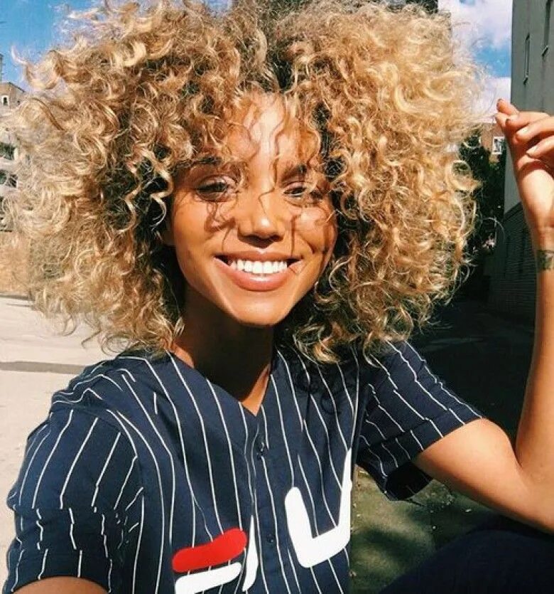 Be curly hair. Be curly hair. Бразильское окрашивание на кудрявые волосы. Афро кудри на каре. Be curly hair.