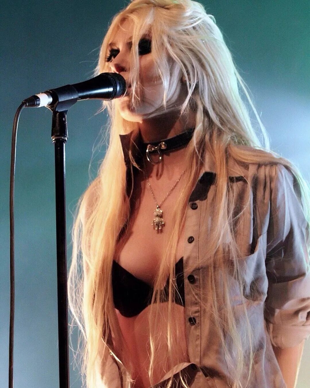 Тейлор Момсен. Солистка группы the pretty Reckless. Тейлор Момсен рок. Тейлор Момсен и группа. Dead blonde певица