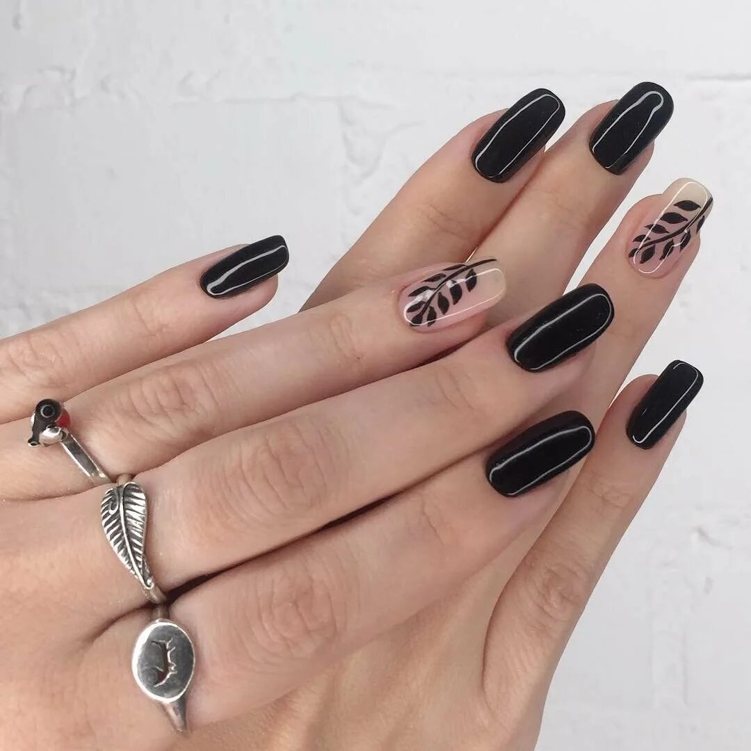 Маникюр пинк флойд. Ногти чёрные с белым молодежные. Черные ногти. Ногти квадрат черные молодежные. Маникюр без наращивания на короткие ногти чёрные.