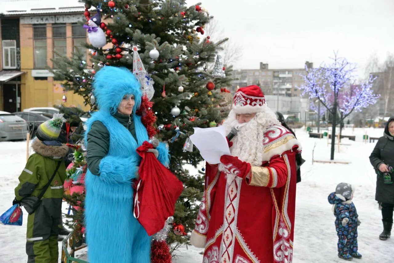 Углич новогодние гулянья. Елка в Угличе. Дед Мороз для дворового праздника. Празднование нового года в Угличе.