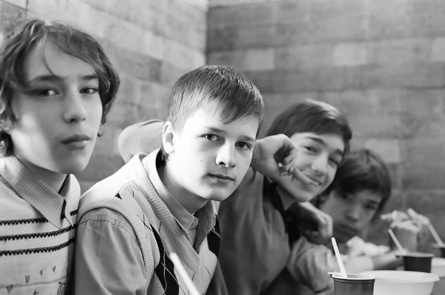 подростки из детских домов. дети из детдома. дети улицы. подростки сироты. подростки из детских домов.