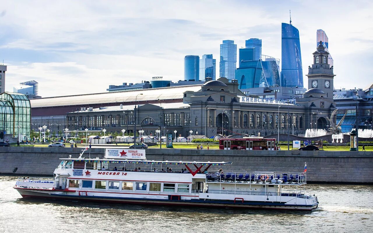 Речной центр москва. Речной причал Киевский вокзал. Киевский Речной вокзал Москва. Москва река Киевский вокзал. Теплоход Киевский вокзал Речной вокзал.