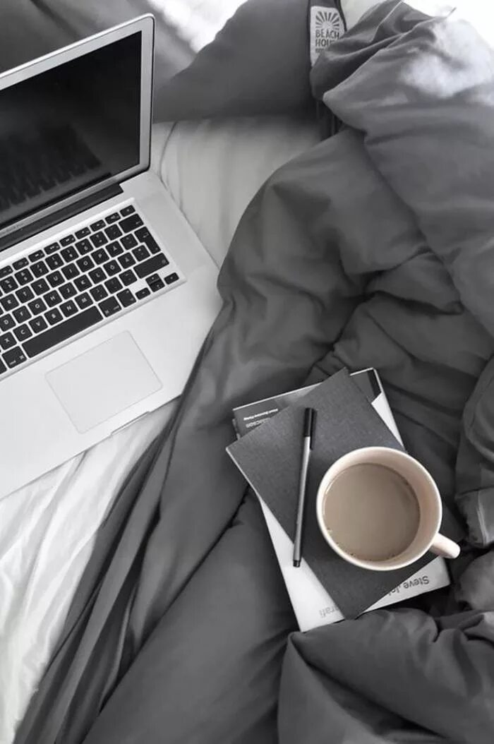Работа утром на несколько часов. Ноутбук и кофе. ноутбук работа. стол для ноутбука. ноутбук и чашка кофе.