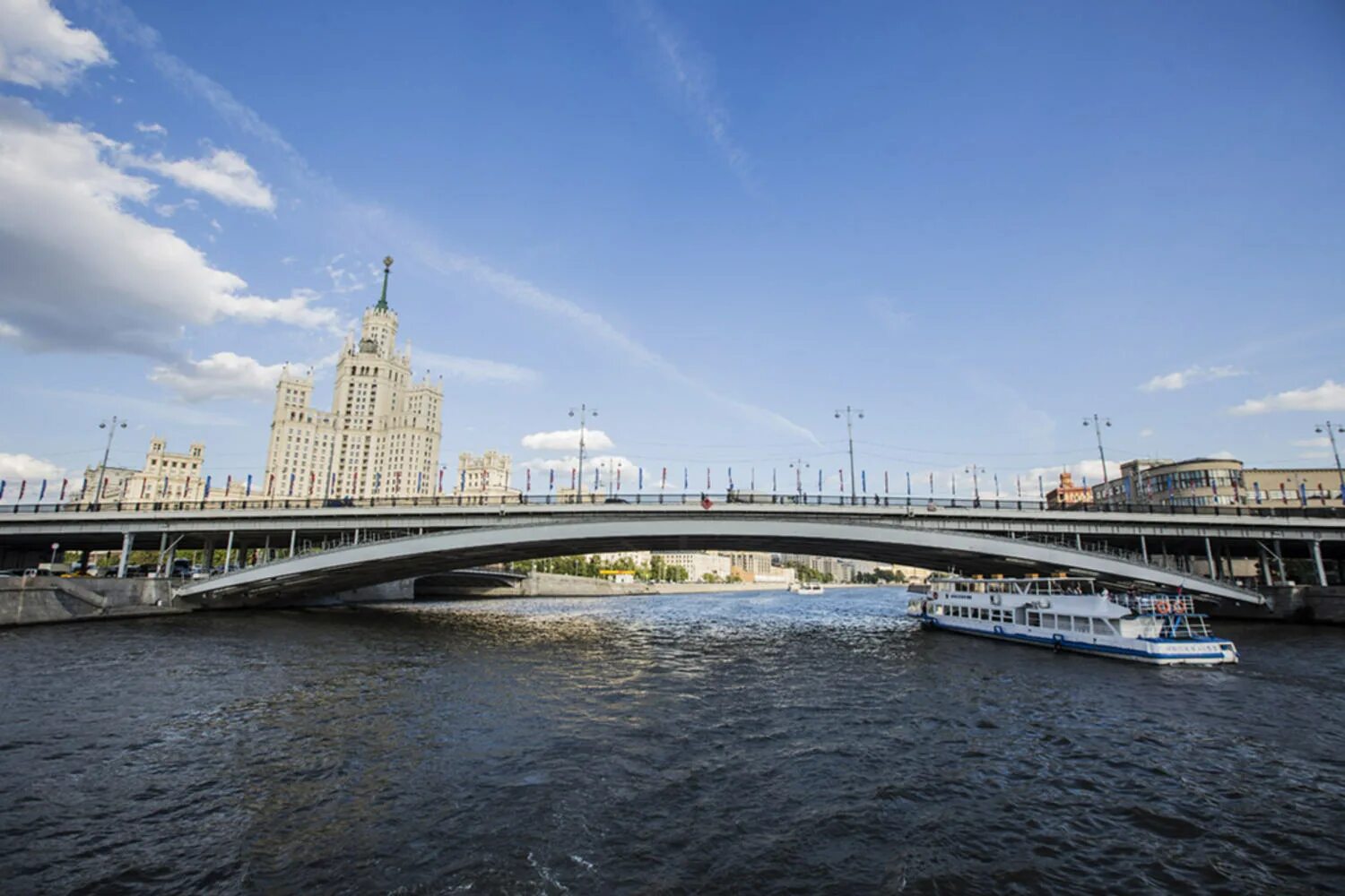 Большая река в москве. Большой Устьинский мост в Москве. Причал большой Устьинский мост. Устьинский причал Москва. Китай город большой Устьинский мост.