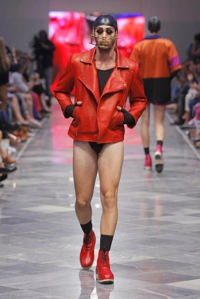 Версаче 2023 мужская коллекция. Классическая одежда для девушек. Смешные мужские костюмы. Thom browne 2012. Вот прикид.