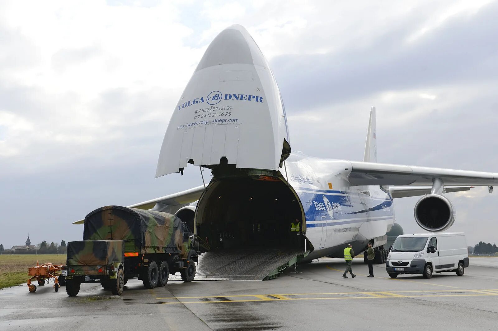 Первые грузовые самолеты. АН-124 Волга Днепр. АН-225 Мрия Волга Днепр.