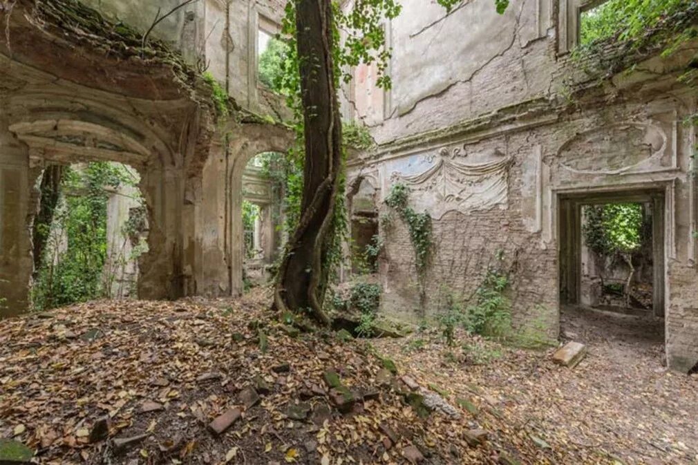 Римские развалины в Будапеште. Заброшенное здание. Старинные развалины. Развалины домов.