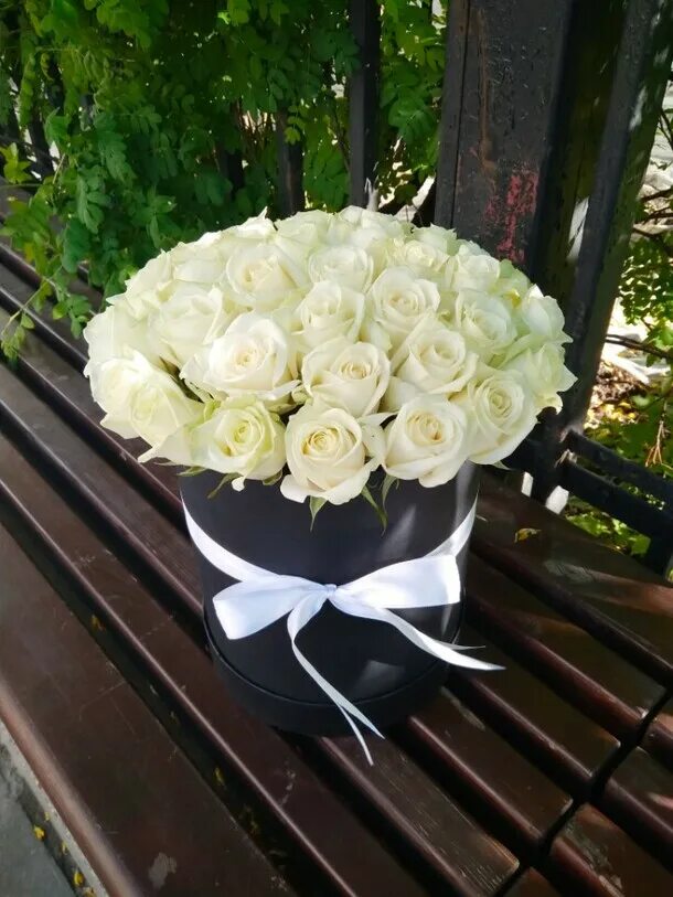 Белые розы смысл. Букет белых роз в подарок. Белые розы букет для предложение. Белые розы букет в жизни. 35 Белых роз.