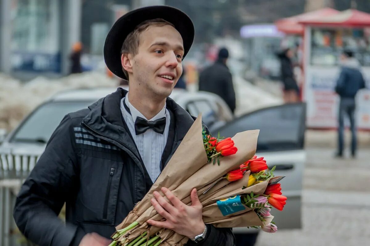 Макс раздает. Раздаем цветы. раздают цветы на улице. раздача цветов. мужчина раздает девушкам цветы на улице.