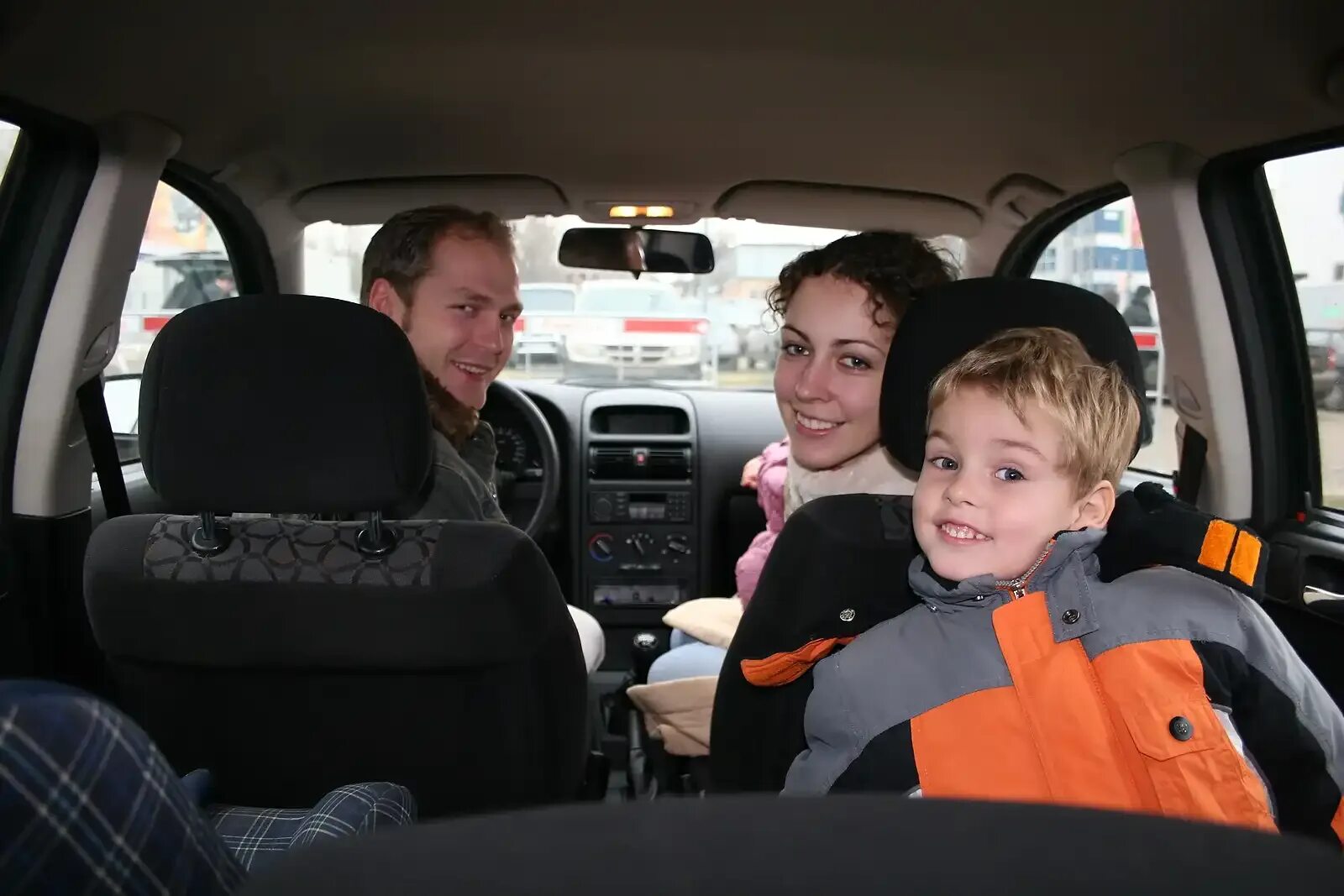 Семья в машине. Семья с детьми в машине. Семья в салоне машины. Папа с ребенком в машине. Папа ехал работу