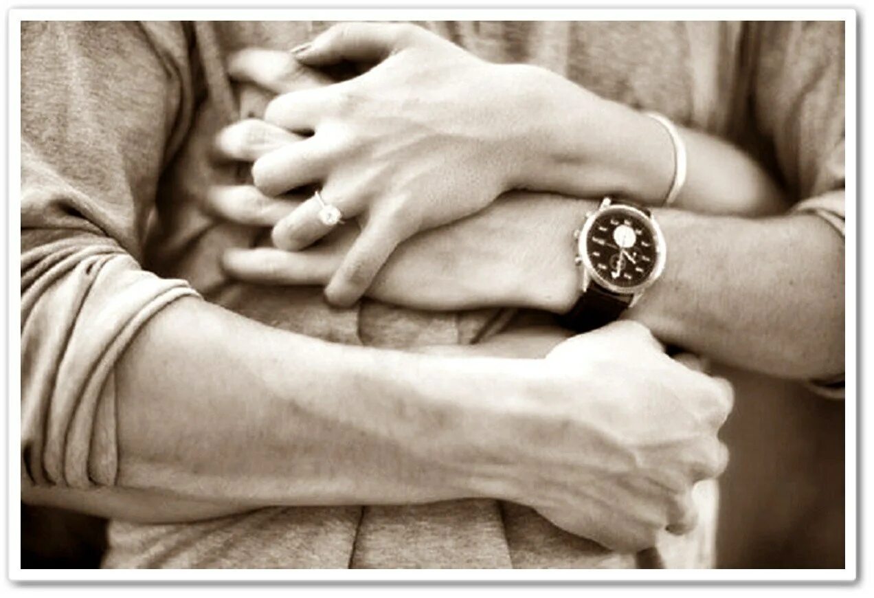 Мужчина обнимает жену. Парень защищает девушку. В объятиях любви. Мужские руки обнимают. Севишганлар хичкок.