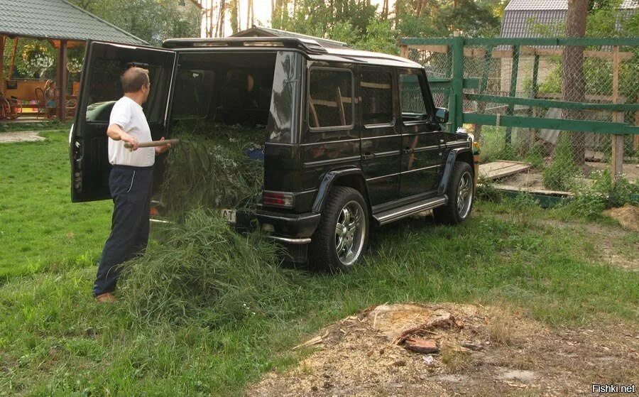 Гелендваген решетовой. Парень на джипе. Бабушка на гелике. Бабушка на гелике видео. Гелик давидыча.