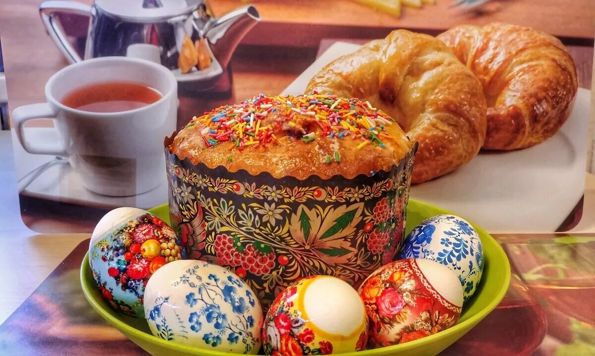 Почему красят яйца на пасху история православие. Чаепитие на Пасху. Чаепитие с куличом. Пасхальные куличи с чаем. Угощения на Пасху.