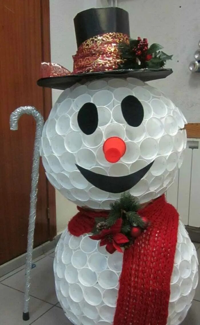 Снкговие из плвстиковых стакнсиеов. Снеговик из пластмассовых стаканов. Снеговик из однороразывых стаканчикав. Снкговие из плвстиковых стакнсиеов. Снеговик из пластиковых стаканчиков.