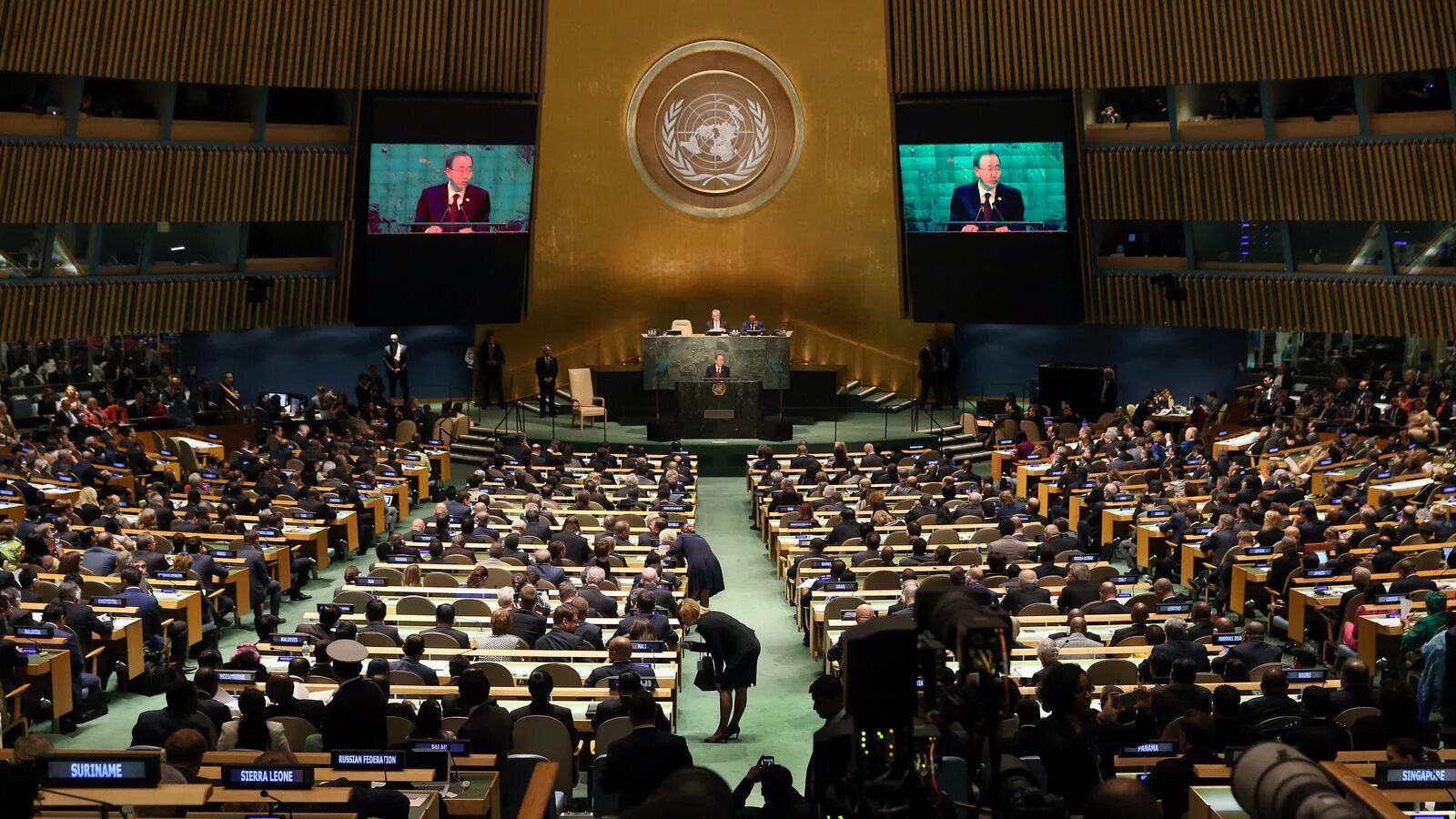 Урок оон. Генеральная Ассамблея ООН 2005. Трибуна Генассамблеи ООН. Зал заседания Генассамблеи ООН трибуна.