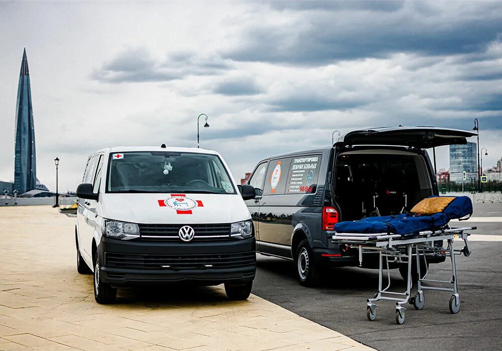 Перевозка больных москве и области. Volkswagen Caravelle t5 Ambulance. Перевозка больных машина. Автомобиль для перевозки лежачих больных. Спецтранспорт для перевозки больных.