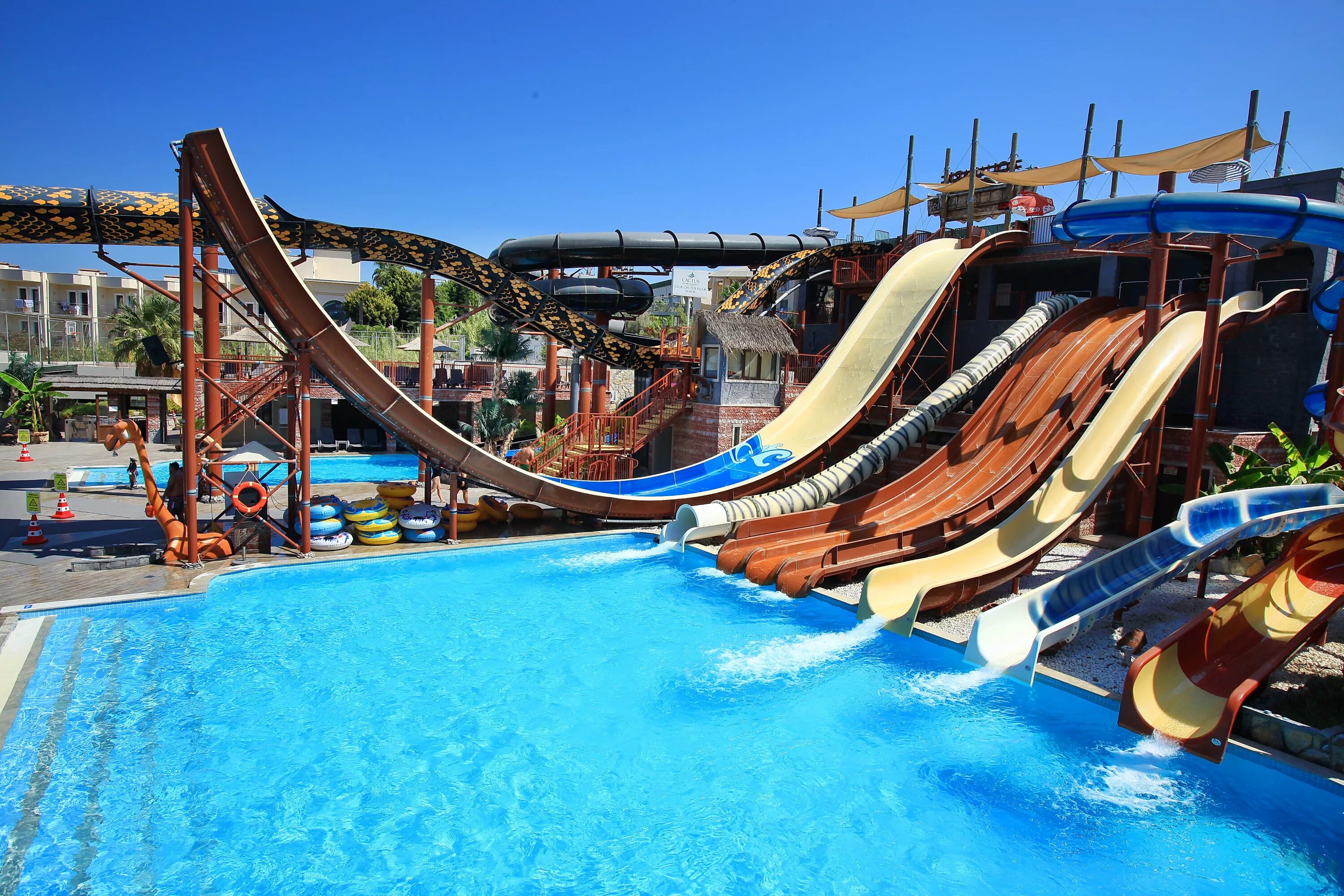 Кактус аквапарк Бодрум. Кактус Флер Бич аквапарк. Bodrum Aquapark аквапарк Турция. Pirates Inn Cactus аквапарк Турция. Aqua beach club