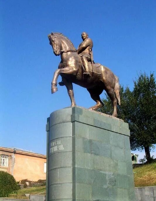 Памятник советскому военачальнику на коне. Памятник маршалу баграмяну в ереване. памятник маршалу баграмяну в орле.