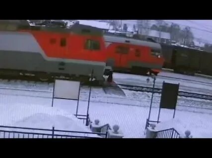 Видео где под поезда