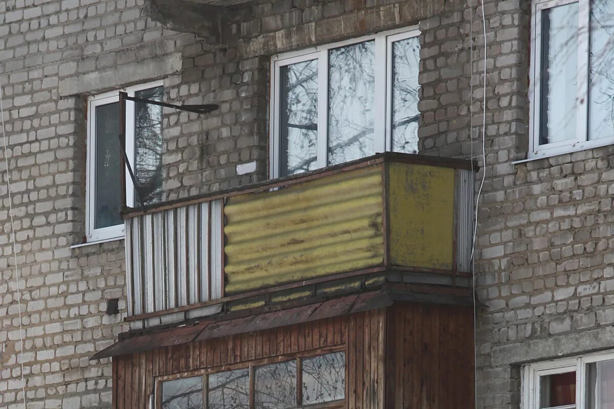 Выйти через балкон. Фото пятиэтажки с садом у подъезда. эффи балкони сейчас.