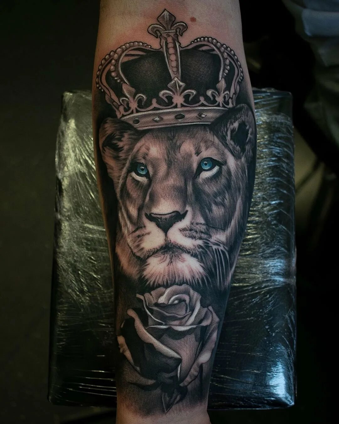 тату лев с короной значение. тату лев с крестом. тату льва с короной мужские. лев с короной и крестом. тату лев с короной и оскалом.